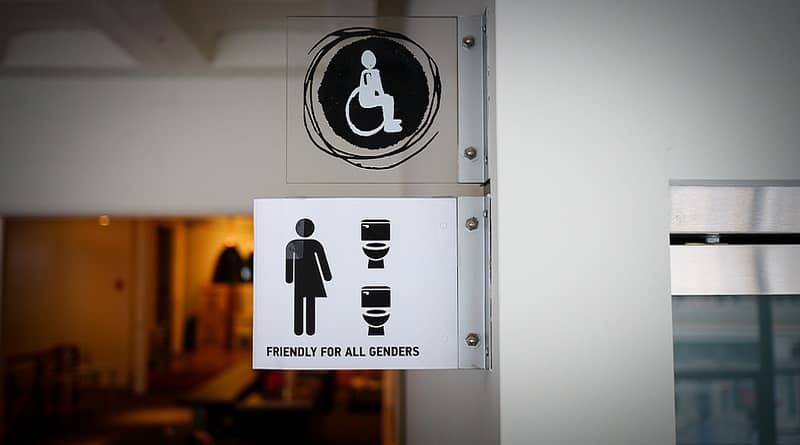 В мире: В американских школах официально введены туалеты для трансгендеров