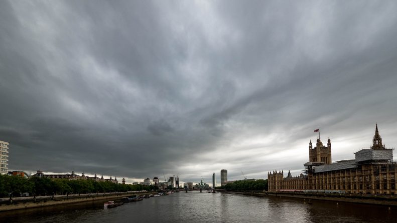 Погода: Синоптики прогнозируют грозы с градом на большей части Британии