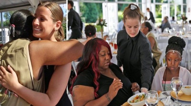 В мире: Невеста устроила свадебный пир для бездомных