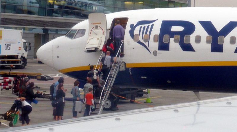 Бизнес и финансы: Ryanair может запретить брать в салон вторую сумку