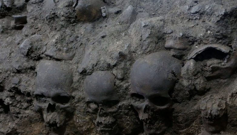 В мире: В Мехико раскопали ацтекскую башню из черепов