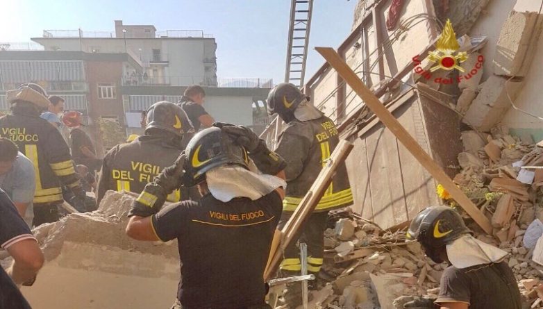 В мире: В Неаполе обрушился жилой дом, под завалами остались люди