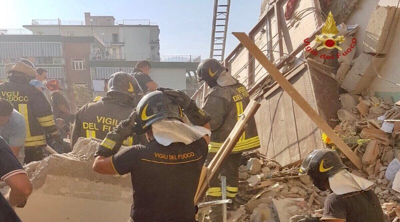 В Неаполе обрушился жилой дом, под завалами остались люди 07072017 В мире: В Неаполе обрушился жилой дом, под завалами остались люди