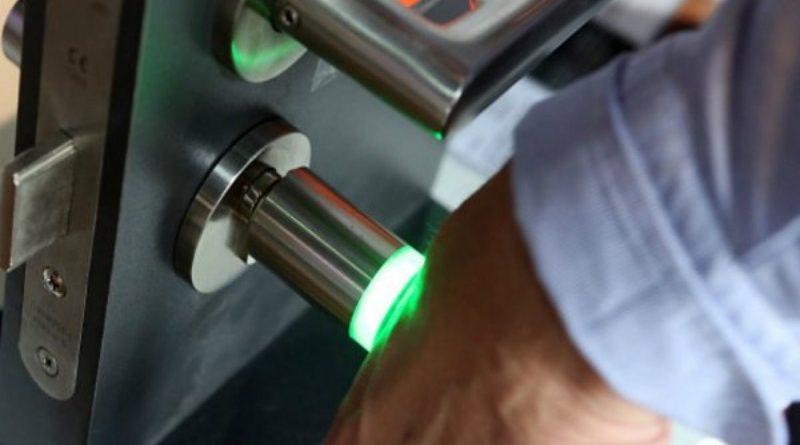 В мире: Американская компания будет вживлять чипы работникам