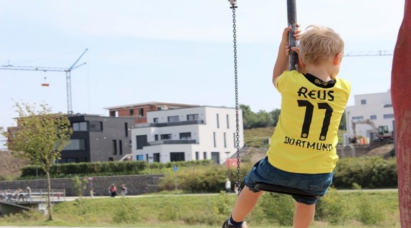 Родители требуют запретить проезд машинам, чтобы дети могли играть на улице 31072017 Общество: Родители требуют запретить проезд машинам, чтобы дети могли играть на улице