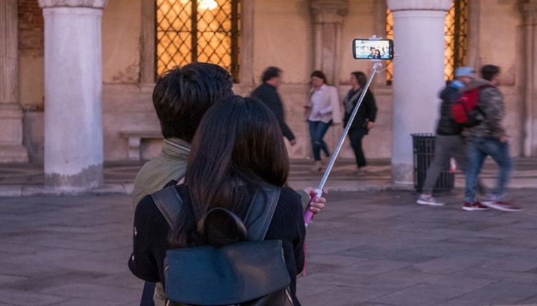 Путешествия: В Милане запретили использовать селфи-палки и не только