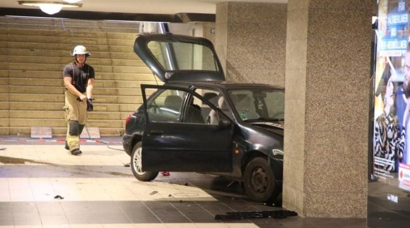 В мире: Горе-водитель припарковался на станции берлинского метро