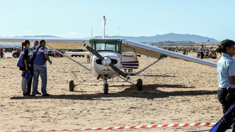 Самолет упал на пляж с отдыхающими: погибли двое