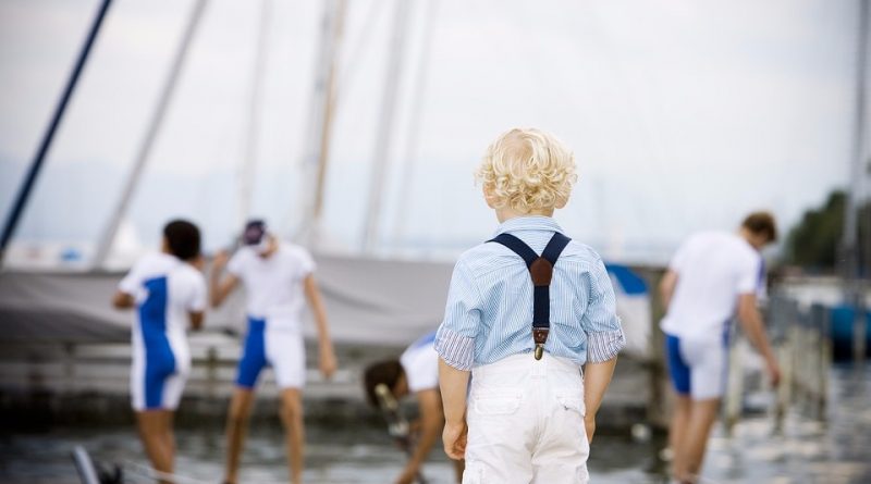 Общество: Дети смотрят взрослые фильмы и пытаются повторить увиденное прямо в школе