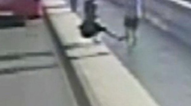 Происшествия: Бегун толкнул женщину под автобус (видео)