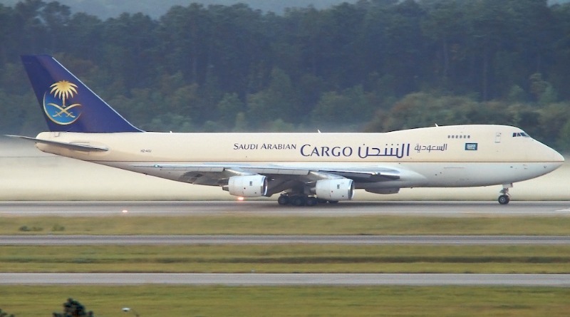 В мире: Саудовская авиакомпания будет снимать с рейсов пассажиров в шортах