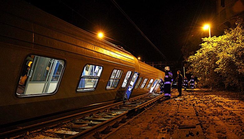 В мире: В Польше столкнулись два поезда: 11 вагонов сошли с рельсов