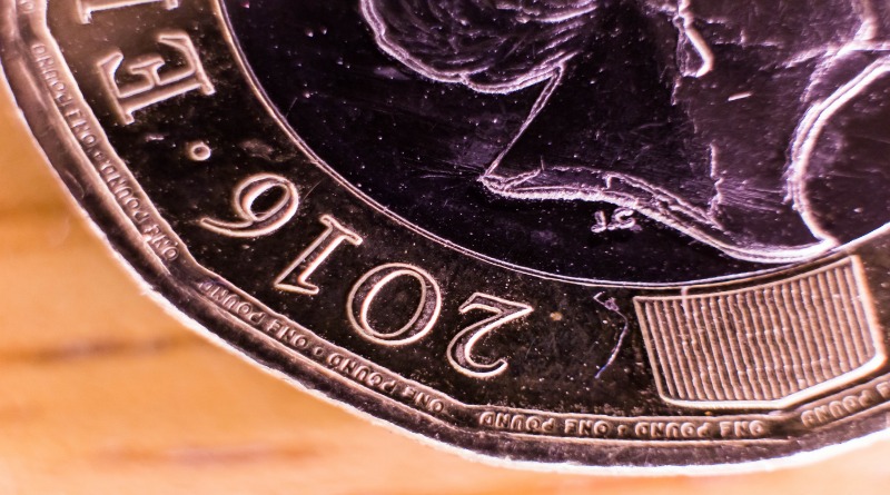Бизнес и финансы: Новые однофунтовые монеты имеют массу дефектов
