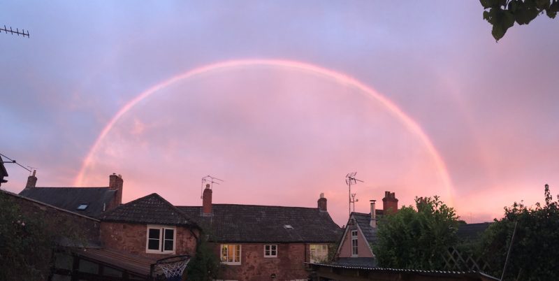 Погода: Невероятно красивая радуга появилась на юго-западе Англии