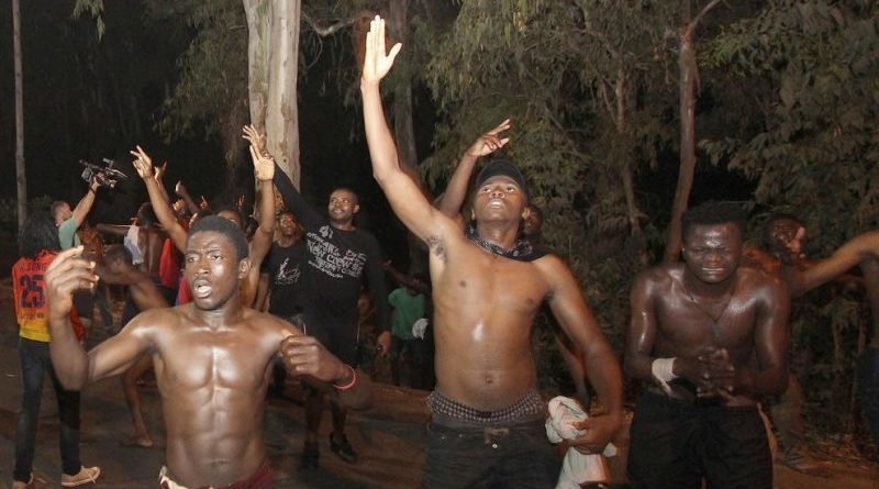 В мире: Мигранты попытались штурмом прорваться в Европу