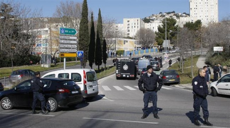 В мире: Марсель: неизвестный на автомобиле атаковал людей на двух автобусных остановках