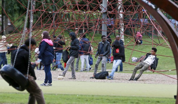 Общество: Сотни беженцев стремятся попасть в Британию из Брюсселя