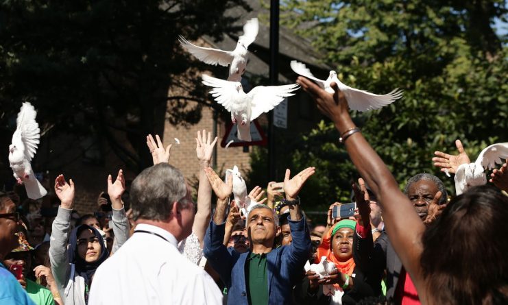 Участники NottingHillCarnival воздали почести погибшим во время пожара в Grenfell Tower 27082017 Общество: Участники NottingHillCarnival воздали почести погибшим во время пожара в Grenfell Tower