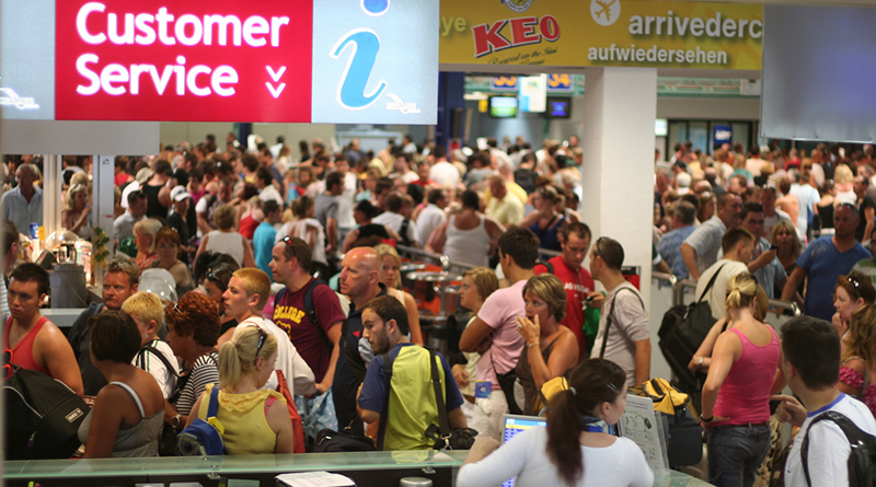 Путешествия: Британцы выстаивают огромные очереди в аэропортах Европы