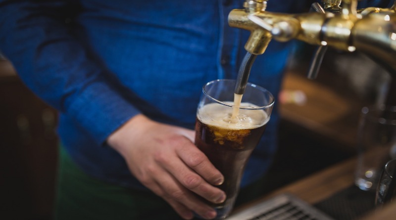 Бизнес и финансы: Лондонский паб продает пиво по £13,4 за пол-литра
