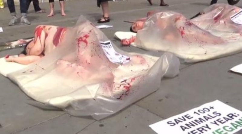 Общество: Веганы изображали мясо на площади в центре Лондона