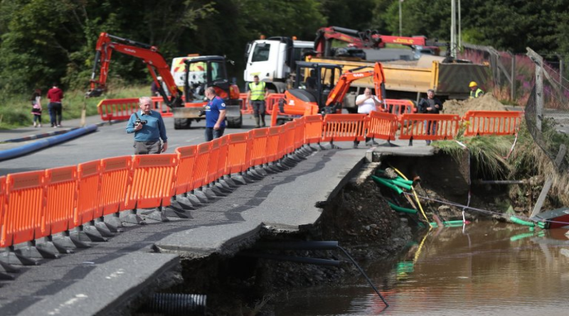 Погода: Разрушительное наводнение в Северной Ирландии: снесло дороги и машины