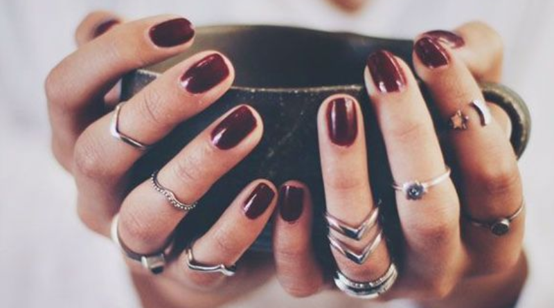 Здоровье и красота: Темная линия на ногте может быть признаком рака кожи
