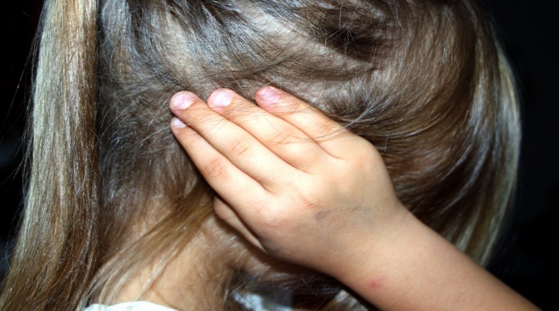 Общество: Четырехлетнюю девочку насиловал старший брат