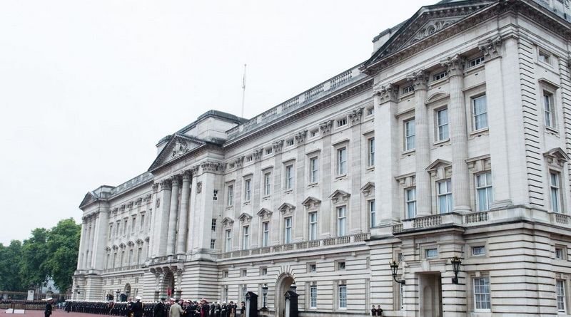 Происшествия: Рядом с Букингемским дворцом неизвестный напал на полицейских с ножом
