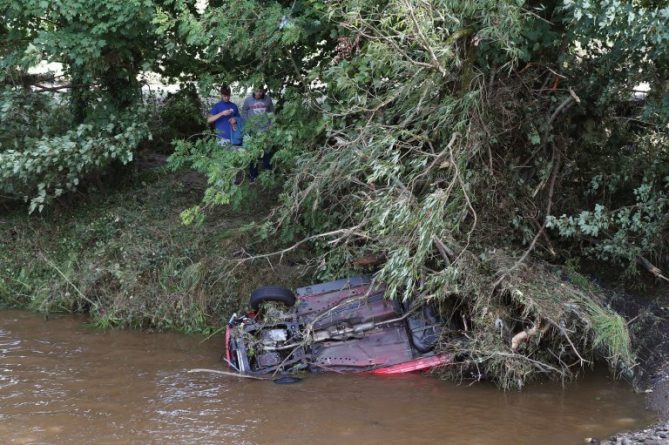 Разрушительное наводнение в Северной Ирландии: снесло дороги и машины рис 3