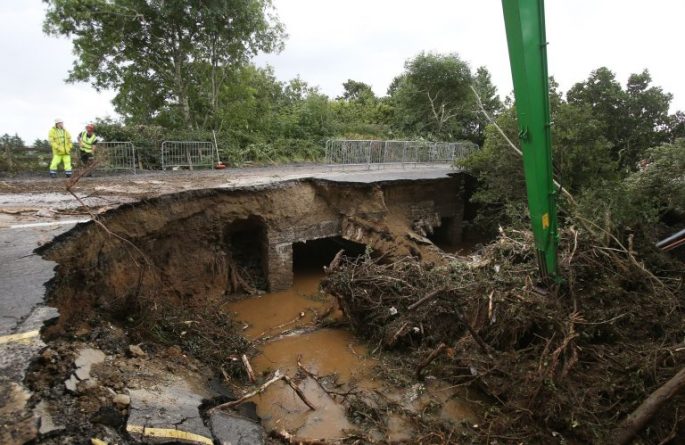 Разрушительное наводнение в Северной Ирландии: снесло дороги и машины