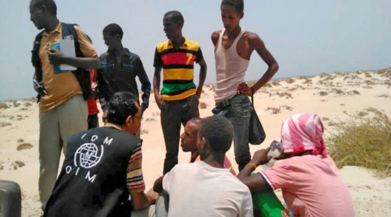 В мире: Нелегальные мигранты высадились на пляже на глазах у изумленных туристов