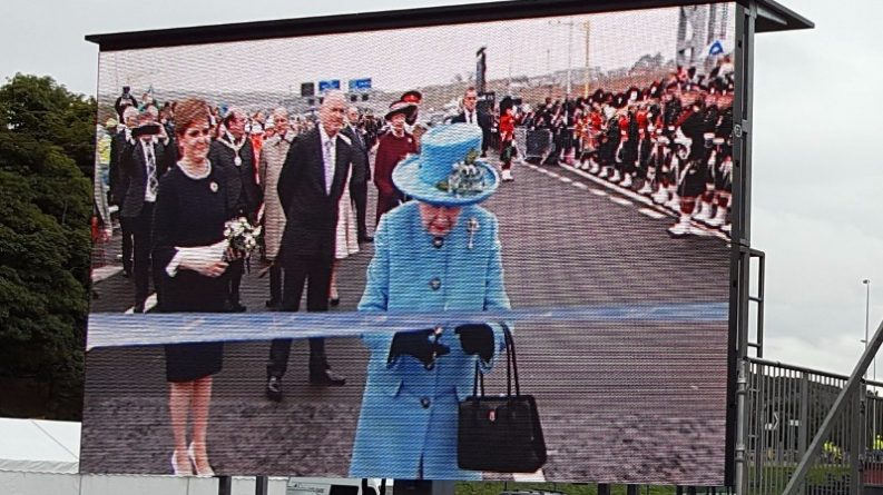 Знаменитости: Королева открыла мост через залив Firth of Forth