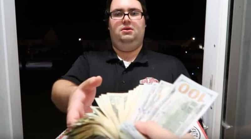 В мире: Мужчина раздал 10 тысяч долларов чаевых (видео)