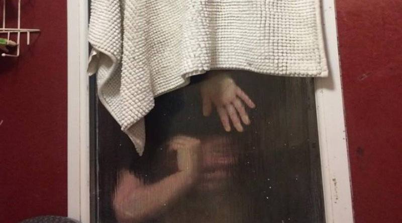 Происшествия: Девушка застряла в окне, доставая собственные фекалии
