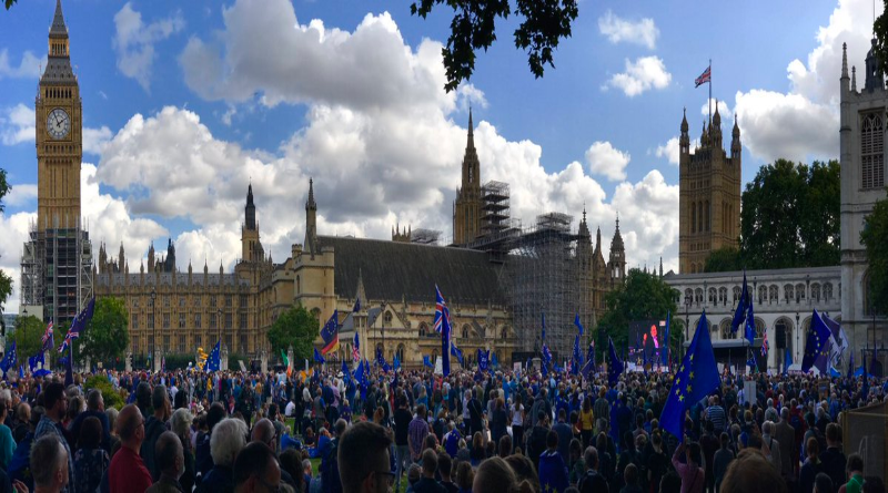 Общество: Тысячи противников Brexit собрались под зданием парламента