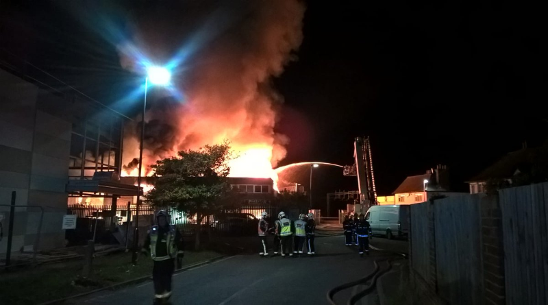 Происшествия: В Лондоне горел склад, жителей близлежащих домов эвакуировали