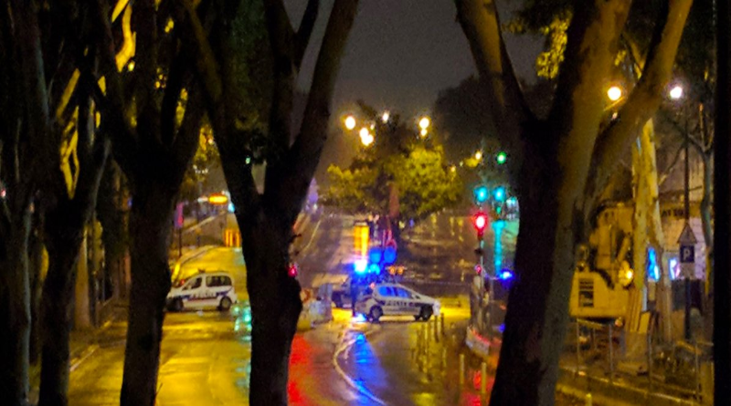 В мире: Мужчину арестовали после происшествия на Эйфелевой башне