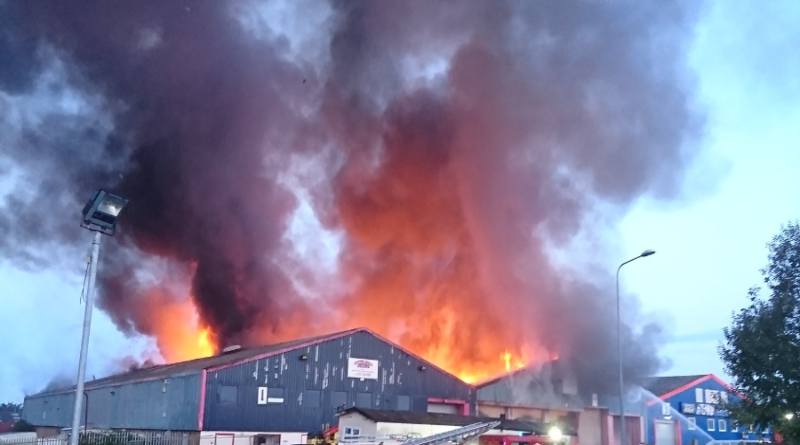 Происшествия: Cегодня утром в Эссексе произошел мощнейший пожар