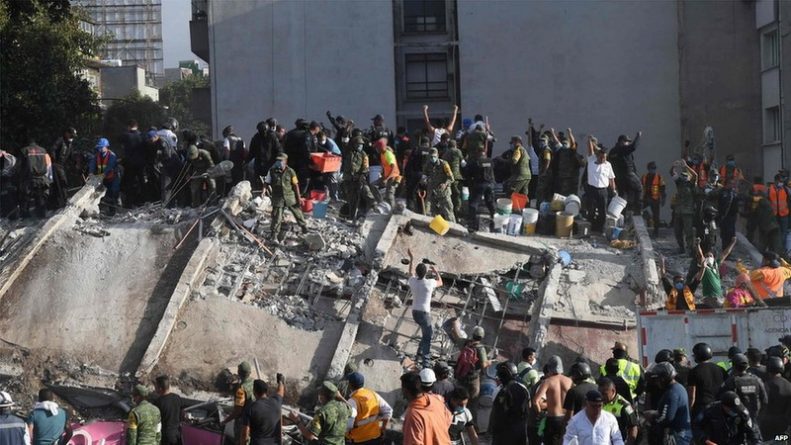 В мире: Ужасающее землетрясение в Мексике: сотни погибших, столица парализована (фото, видео)