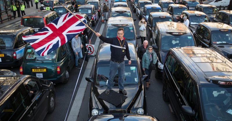 Общество: Лондонцы требуют вернуть лицензию Uber
