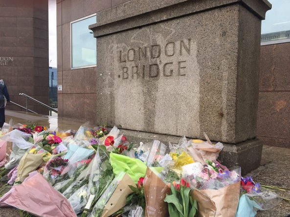 Общество: Совет "бежать, спрятаться, позвонить" осложнил поиск раненых после теракта на Лондонском мосту