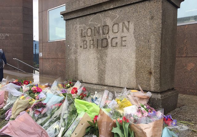 Общество: Совет "бежать, спрятаться, позвонить" осложнил поиск раненых после теракта на Лондонском мосту