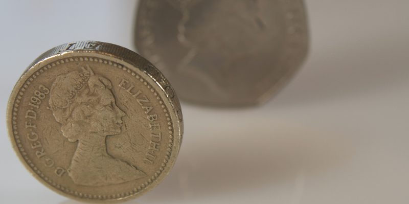 Бизнес и финансы: В Британии вывели из обращения старые круглые монеты номиналом в £1