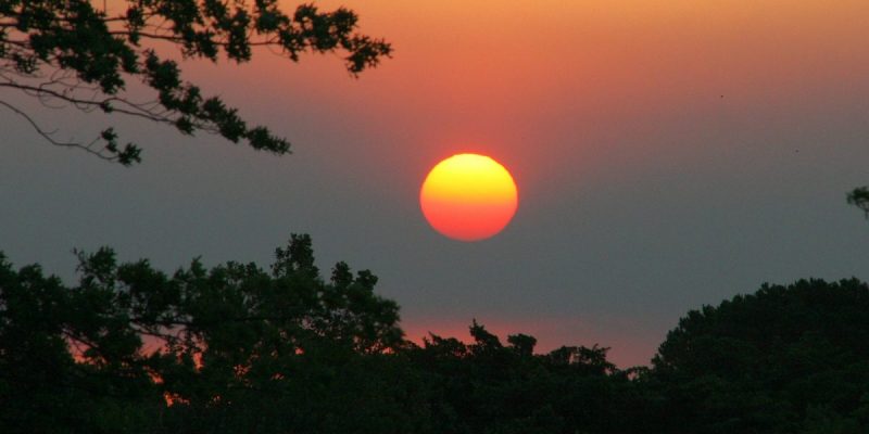 Погода: Жители Англии могут наблюдать удивительный красный закат посреди дня