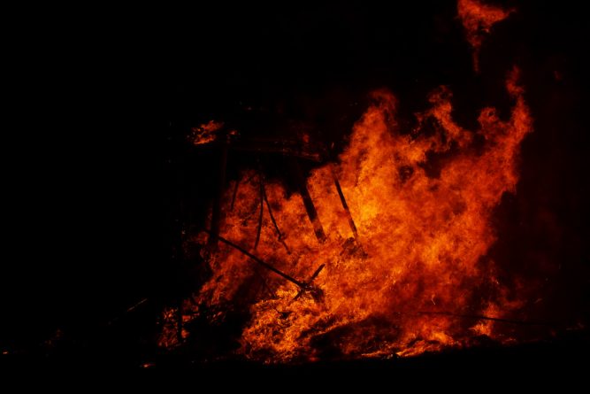 Происшествия: Семья из семи человек пострадала от пожара в Ллангаммарч Уэлсе