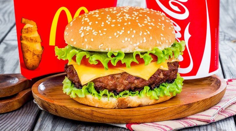 Происшествия: Женщина обнаружила личинки в бургере из McDonald’s