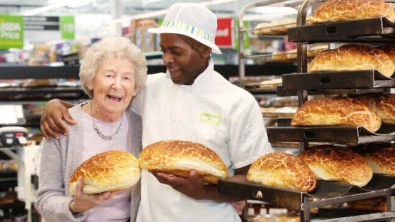 Досуг: Asda назвала хлеб в честь 85-летней клиентки Одри