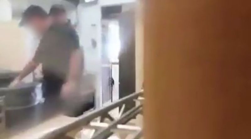 Работник фастфуда Subway продавал хлеб из мусорного ведра клиентам 30102017 Общество: Работник фастфуда Subway продавал хлеб из мусорного ведра клиентам