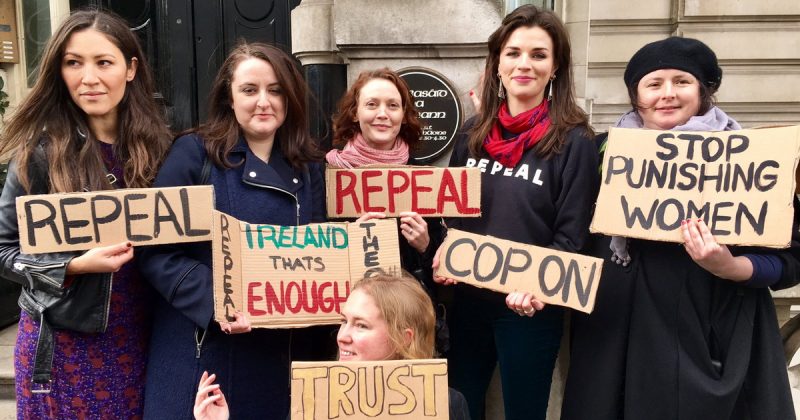 Общество: Активисты протестуют против запрета абортов в Ирландии